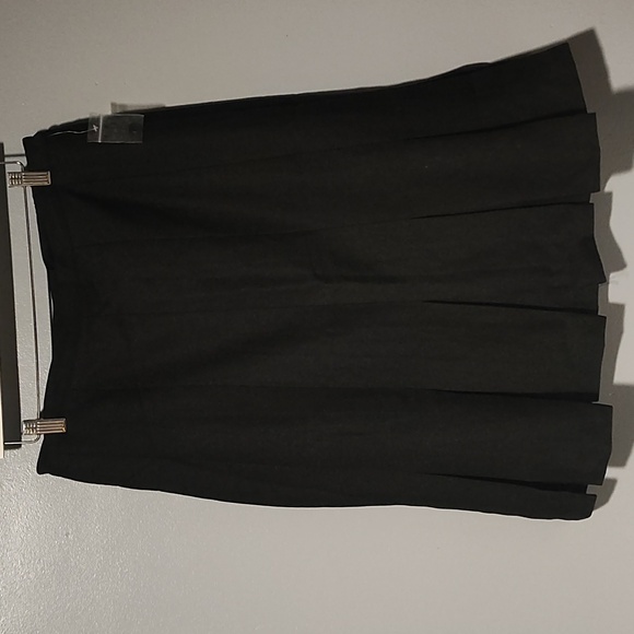 BFA Classics women's black pleated bottom skirt - Picture 3 of 17